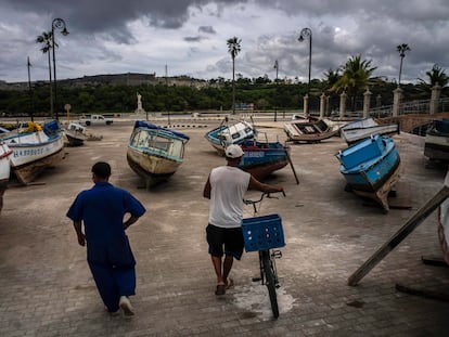 Pescadores inspecionam suas embarcações depois de retiradas da baía de Havana para evitar danos com a passagem da tempestade tropical Elsa, nesta segunda-feira.