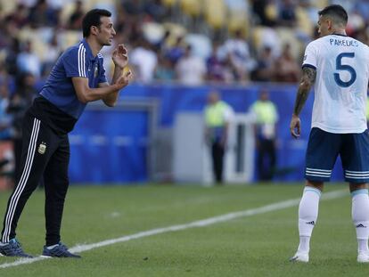 Paredes recibe instrucciones de Scaloni ante Venezuela. 