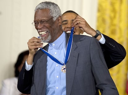 El presidente Barack Obama entrega la Medalla de la Libertad a Russell en febrero de 2011.