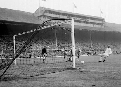 Alfredo di Stefano lanza a puerta en el partido contra el Eintracht de Frankfurt de la final de la Copa de Europa de 1960. El partido lo ganó el equipo blanco por 7-3.