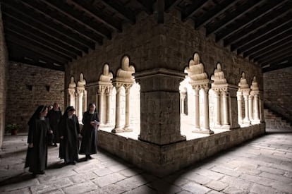 Unas monjas caminan por el fenomenal claustro de Sant Pau del Camp.