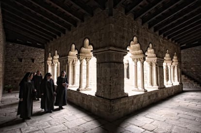 Unas monjas caminan por el fenomenal claustro de Sant Pau del Camp. 