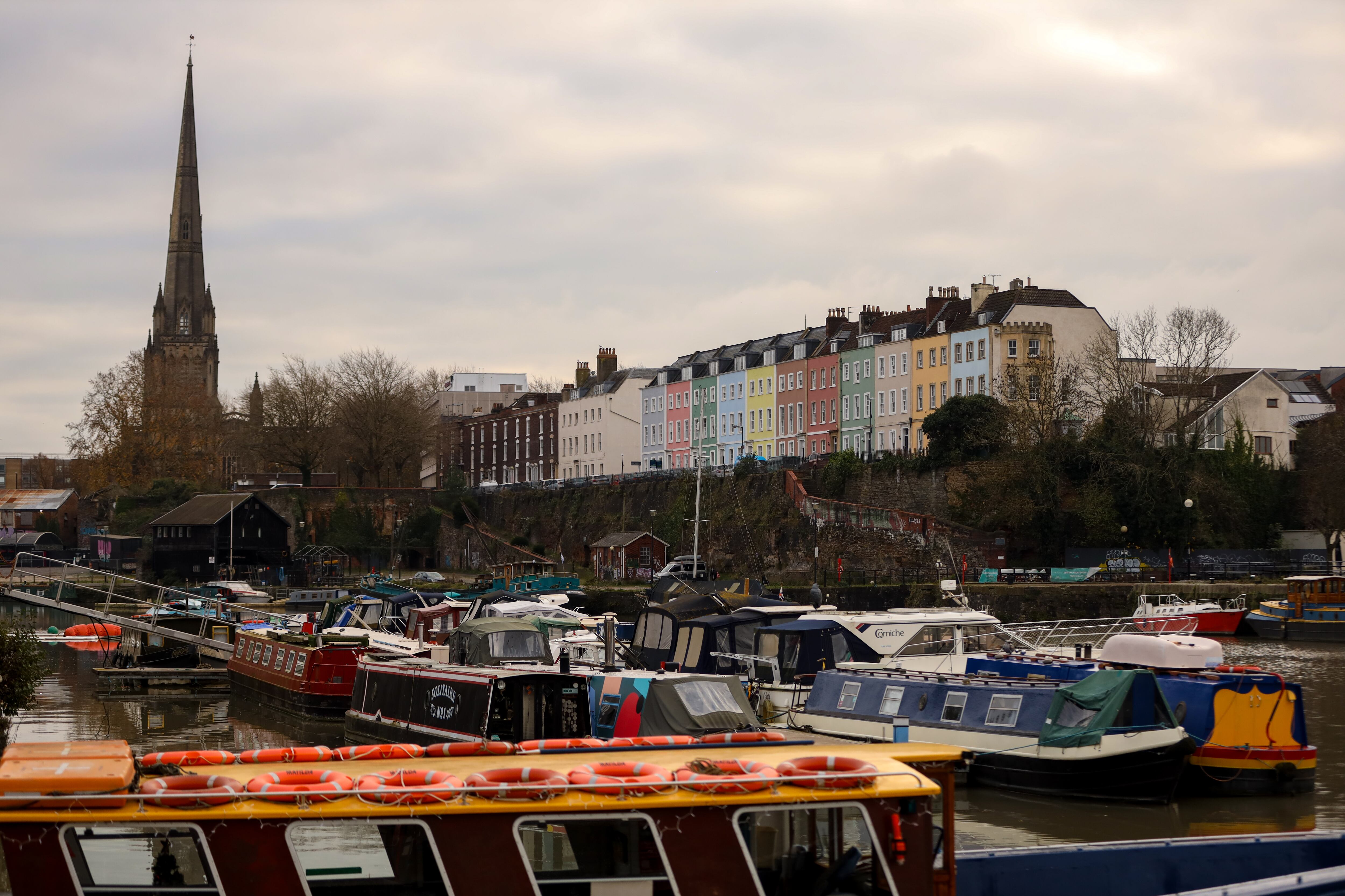 Vista del canal de Bristoly, al fondo, la iglesia de St Mary Redcliffe.