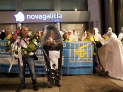 Manifestación de afectados por las participaciones preferentes de Novagalicia Banco que han simulado una procesión de "almas en pena", en vísperas del Día de todos los Santos, por las calles de Vigo.