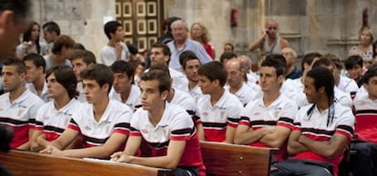 Los jugadores del Athletic, en la basílica de Begoña para realizar la tradicional ofrenda floral a la Virgen.