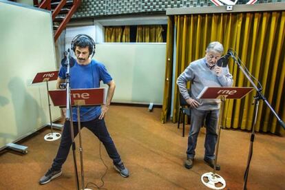 Jaime Blanch y Hugo Silva durante el proceso de grabación del podcast 'Una llamada a tiempo', el podcast transmedia de El Ministerio del Tiempo.