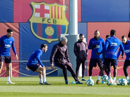 Setién participa de un rondo durante esta temporada.