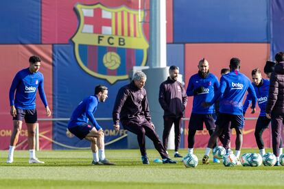 Setién participa de un rondo durante esta temporada.