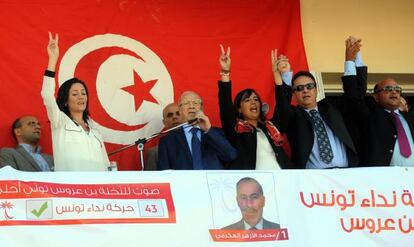 El ex primer ministro Caid Essebsi (al micrófono) participa el martes en un mitin de su partido. 