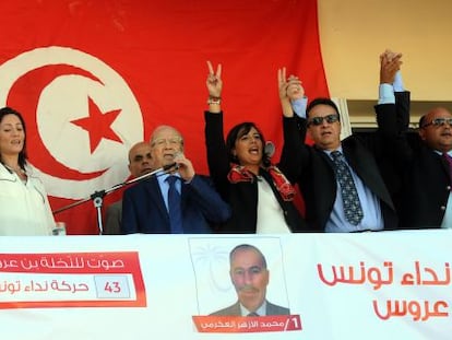 El ex primer ministro Caid Essebsi (al micrófono) participa el martes en un mitin de su partido. 