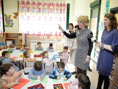 La presidenta de la Comunidad, Esperanza Aguirre, inaugur el 13 de enero el colegio de infantil y primaria Agustn Rodrguez Sahagn, el primero pblico en el Ensanche de Vallecas. Los padres llevaban a?os reclamando que se terminara la segunda fase de construccin del centro para que pudiera funcionar a pleno rendimiento. A pesar de que el director del rea de Madrid de la Consejera de Educacin se comprometi a acabar las obras en septiembre de 2009, se dieron por finalizadas un a?o ms tarde.