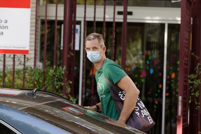 Iñaki Urdangarin, en el centro Hogar Don Orione donde realiza su voluntariado, en Pozuelo de Alarcón (Madrid), el pasado julio luciendo una mochila de la firma Ecoalf.