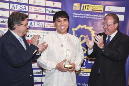 So, hoy en León, tras recibir el trofeo de ganador, junto al organizador Marcelino Sión (izquierda) y el alcalde, Antonio Silván.