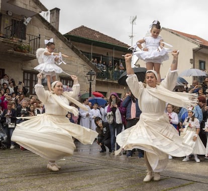 Fiesta de la Coca en Redondela (Pontevedra). Conmemora la victoria de los mozos del pueblo sobre el monstruo, la Coca, que secuestraba las doncellas. Para celebrarlo, el día de Corpus Christi, las mujeres danzan con las niñas sobre los hombros, la danza de las Penlas.