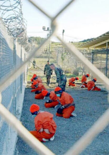 Imagen de archivo de los prisioneros en el campo de Guantánamo.