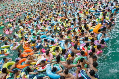 Un grupo de bañistas disfruta de una piscina de agua caliente en Daying, en la provincia de Sichuan, en una imagen de archivo.