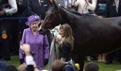 La reina Isabel con 'Estimate', ganadora de la Copa de Oro de Ascot en 2013.