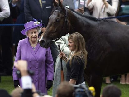 La reina Isabel con 'Estimate', ganadora de la Copa de Oro de Ascot en 2013.