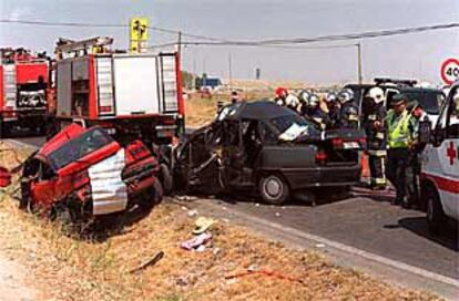 Estado en el que quedaron los dos vehículos  tras chocar de frente en el kilómetro 5,500 de la M-405.