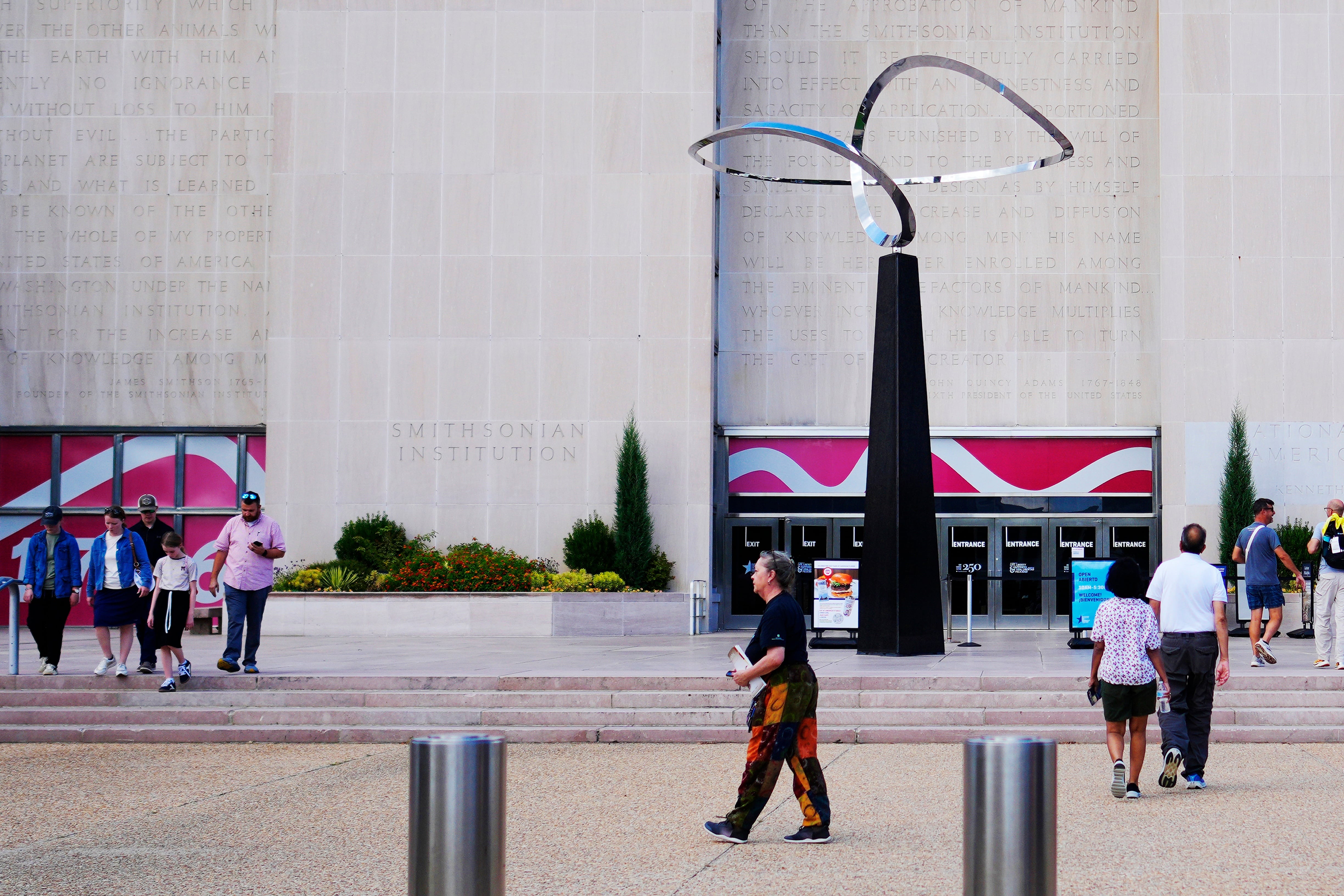 Trump ordena al Smithsonian cambiar una estatua moderna por otra de Washington