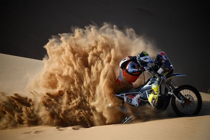 El belga Walter Roelants compite en la segunda etapa del Dakar 2021, entre Bisha y Wadi Ad-Dawasir (Arabia Saudí).