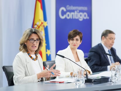 La vicepresidenta tercera, Teresa Ribera; la ministra de Política Territorial y portavoz del Gobierno, Isabel Rodríguez, y el ministro de Agricultura, Luis Planas, este jueves tras la reunión del Consejo de Ministros.