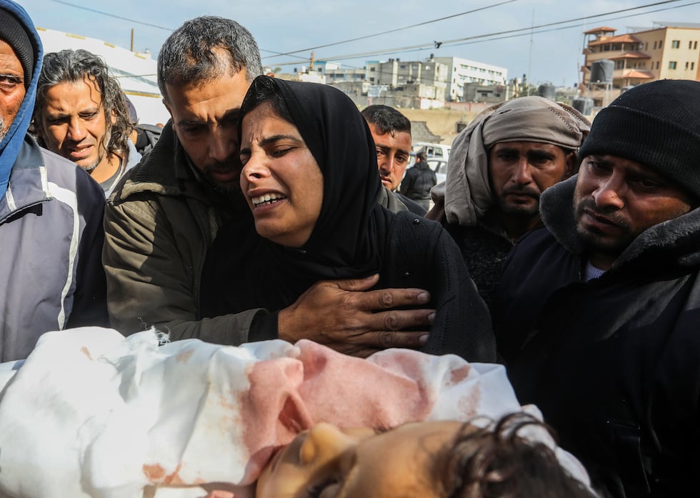 Una mujer llora cerca de un cadáver de una víctima de un ataque israelí, este jueves en Jan Yunis, en el sur de Gaza. 