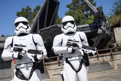 Guardias imperiales custodiando la nave de Kylo Ren en Disneyland.