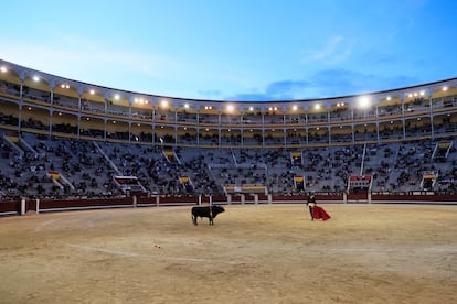 El novillero Guillermo García durante el festival taurino celebrado el 2 de mayo en la plaza de Las Ventas de Madrid.