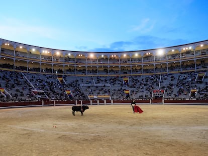 El novillero Guillermo García durante el festival taurino celebrado el 2 de mayo en la plaza de Las Ventas de Madrid.