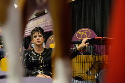 Una entrenadora junto a su mascota, en el backstage de la Westminster Kennel Club Dog Show, en Nueva York.