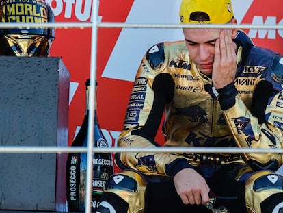 Augusto Fernández, emocionado en el podio, tras proclamarse campeón del mundo de la categoría de Moto2, este domingo en Cheste (Valencia).