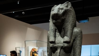 Estatua de la diosa egipcia Sejmet en la exposición 'Veneradas y temidas'.
