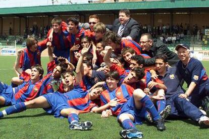 Los cadetes del Barça celebran la Copa catalana de 2003 con Messi en primer término y Cesc detrás de él.