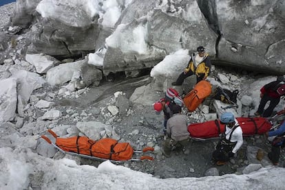 Momento en el que son recuperados los cuerpos de los dos montañeros fallecidos en el Parque Nacional de Ordesa.