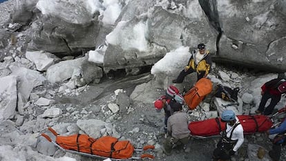 Momento en el que son recuperados los cuerpos de los dos montañeros fallecidos en el Parque Nacional de Ordesa.