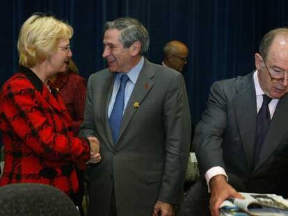 Wolfowitz saluda a la ministra holandesa de Cooperación, Agnes van Ardenne, en presencia de Rato.