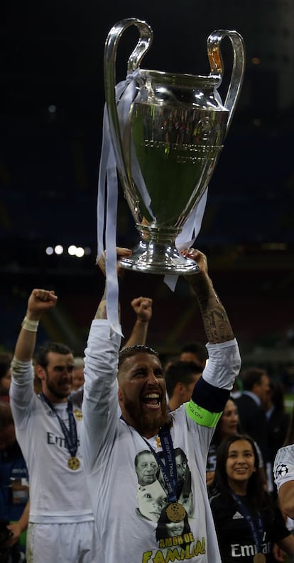 Sergio Ramos brinda la copa a los aficionados del Madrid