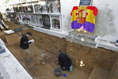 Exhumación de los restos de 17 mujeres fusiladas durante la Guerra Civil en Gerena (Sevilla) .