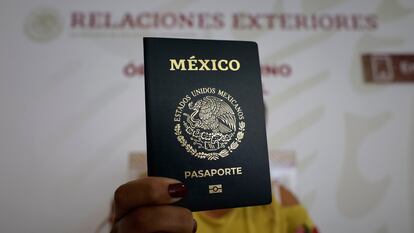 Una mujer sostiene su pasaporte que le fue entregado en una oficina de pasaportes, en ciudad de México.
