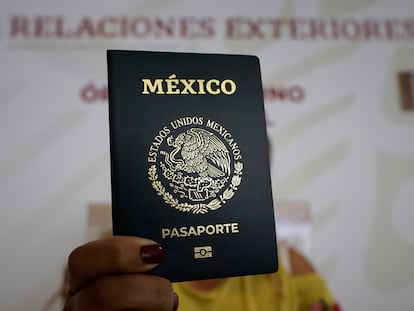 Una mujer sostiene su pasaporte que le fue entregado en una oficina de pasaportes, en ciudad de México.