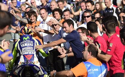  Valentino Rossi es felicitado por la aficci&oacute;n tras finalizar la competici&oacute;n donde Jorge Lorenzo se ha proclamado campe&oacute;n del mundo en Moto GP.