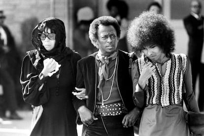 Miles Davis (en el centro) considerado uno de los referentes del dandismo negro, durante el entierro de Jimmy Hendrix en 1970.
