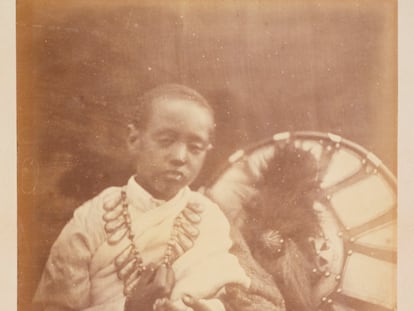 El príncipe Alemayehu, fotografiado por Julia Margaret Cameron.