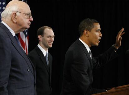 Barack Obama junto a sus asesores Paul Volcker, en primer término, y Austin Gooldbee.