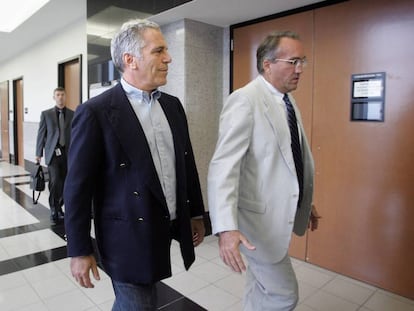 Jeffrey Epstein acompañado de uno de sus asesores legales en una de sus comparecencias en el juzgado antes de su suicidio. 