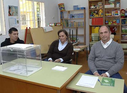 La jornada también ha dejado varias anécdotas. En la imagen,  Pedro Córdoba y María Arias además de compartir su vida como matrimonio son hoy compañeros de mesa electoral del referéndum de reforma del Estatuto de Andalucía. Ella como presidenta, elegida por cuarta vez para un proceso de este tipo, y él recurrió para quedarse con los hijos, pero no pudo ser.