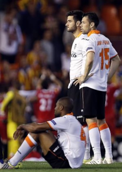 Los jugadores del Valencia, tras el partido.