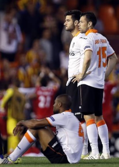 Los jugadores del Valencia, tras el partido. 