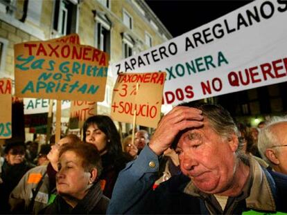 Manifestantes en apoyo de los vecinos del Carmel, en la plaza de Sant Jaume de Barcelona.